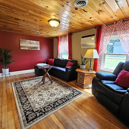 Cozy & Convenient Home Near The University & Bangor